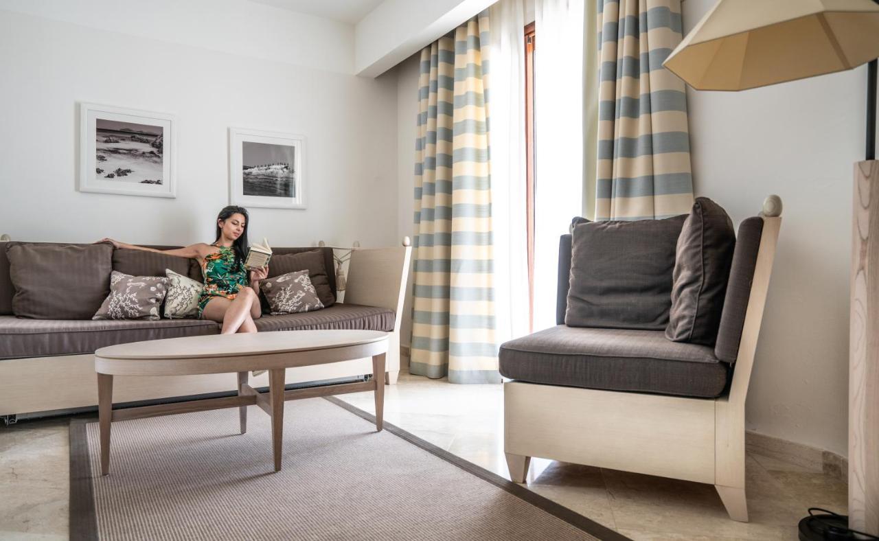 סאן תאודורו Grande Baia Resort & Spa מראה חיצוני תמונה